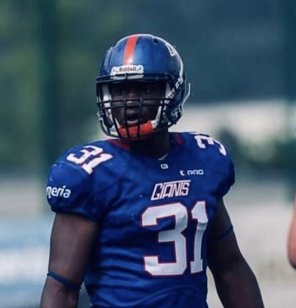 Enzo Mensah è un giocatore blue navy
