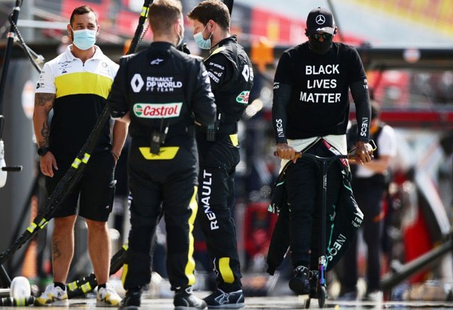 Lewis Hamilton: lo scambio di vedute con la FIA a Monza Hamilton tornò all'autovettura dopo la discussione con i commissari