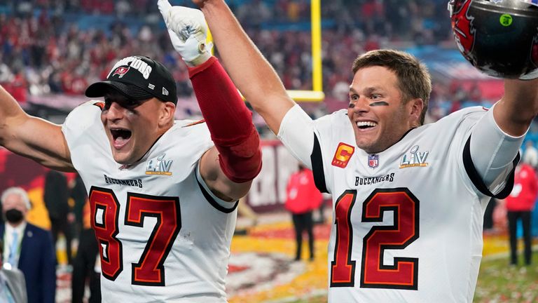 Tom Brady è leggenda: vince il Super Bowl a 43 anni Tom Brady e Rob Gronkowski festeggiano la vittoria al SuperBowl