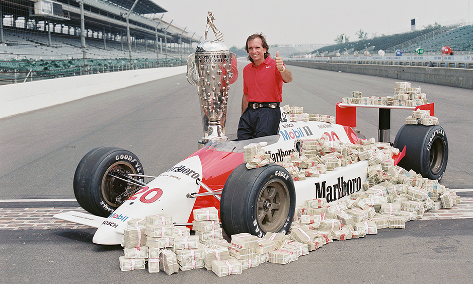 Emerson Fittipaldi festeggia la vittoria alla Indy 500