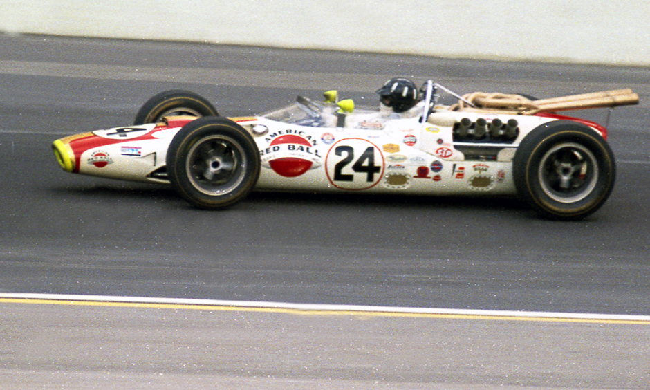 Graham Hill durante la vittoriosa 500 miglia di Indianapolis del 1966
