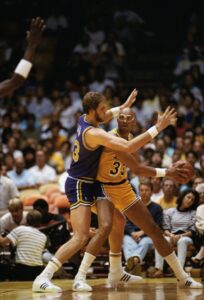 Mark Eaton in azione contro i Los Angeles Lakers