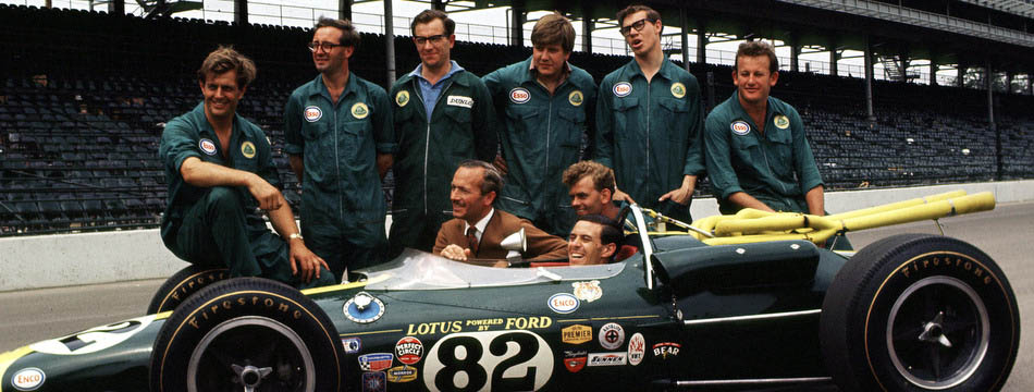 Jim Clark festeggia la storica vittoria alla Indy 500