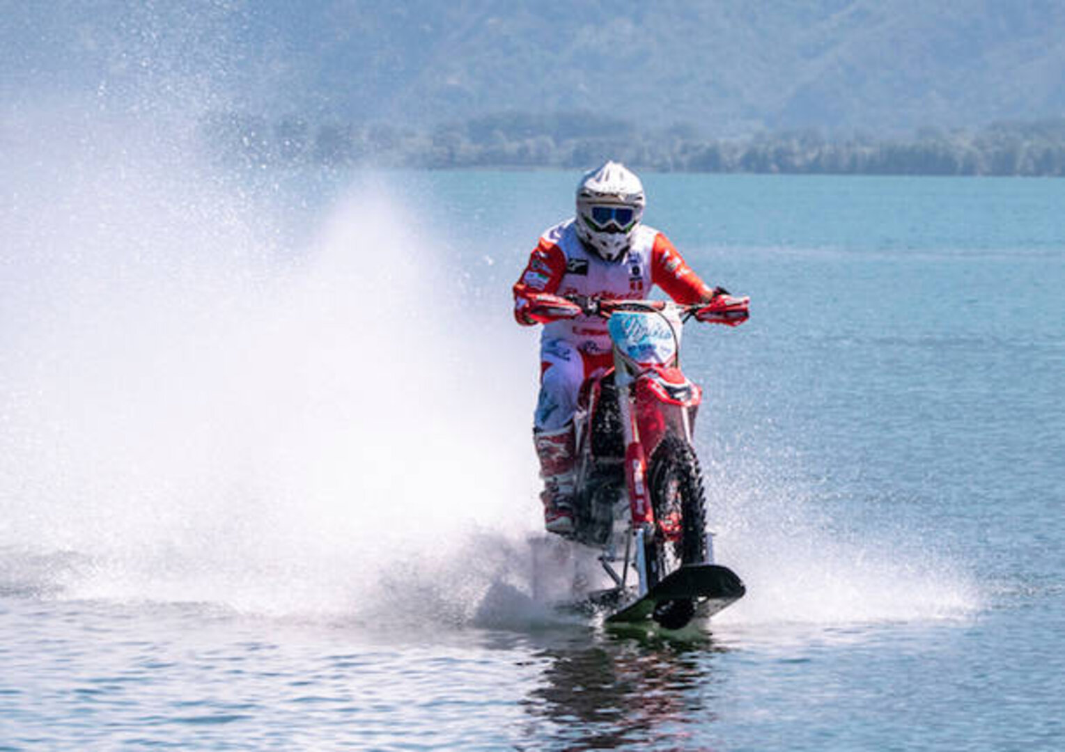 Luca Colombo: Stretto di Messina in moto sull'acqua