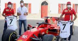 Ferrari: Cristiano Ronaldo visita la fabbrica di Maranello Cristiano Ronaldo posa insieme a Charles Leclerc e Carlos Sainz