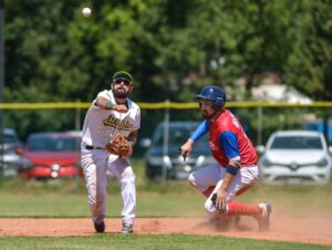 Serie A Baseball 2021: I Risultati del 13 Giugno Una azione all'altezza del cuscino di seconda base con Fabio Del Priore (Bologna Athletics) e Nick Nosti (Itas Mutua Rovigo). PH: PhotoBass