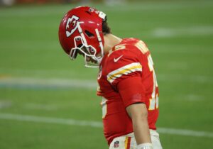Patrick Mahomes vuole chiudere la prossima stagione 20-0 Patrick Mahomes a capo chino dopo Super Bowl 55 (Crediti della foto: Patrick Smith/Getty Images)