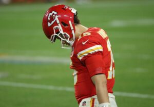 Patrick Mahomes a capo chino dopo Super Bowl 55 (Crediti della foto: Patrick Smith/Getty Images)