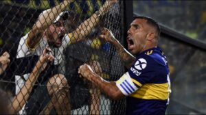 Carlos Tevez esulta dopo il gol decisivo contro il Gimnasia y Esgrima La Plata per la vittoria del campionato argentino 2019/2020 (Crediti della foto: Getty Images)