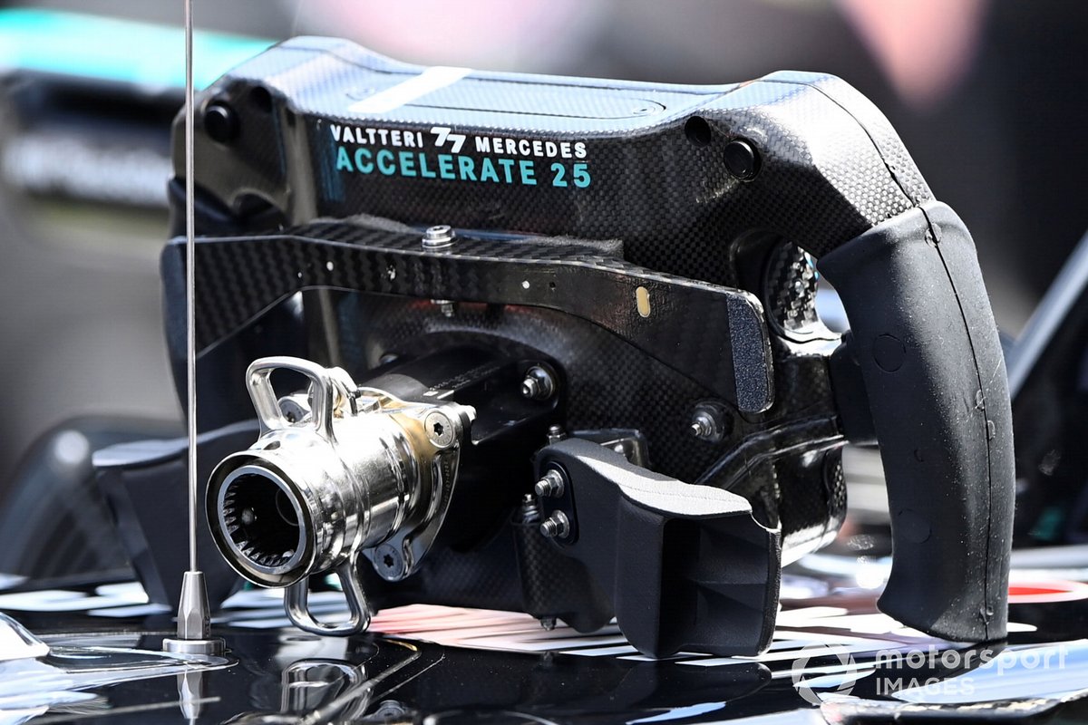 Mercedes userà una soluzione temporanea per il Magic Button Il volante della Mercedes W12