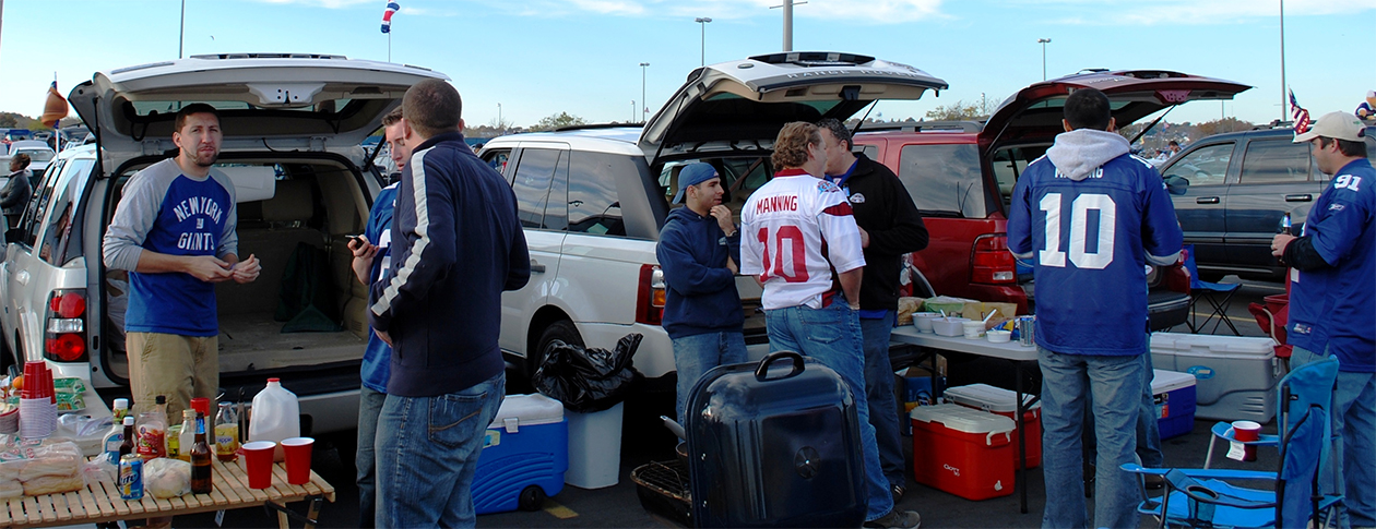 Un classico esempio di tailgate prima di un incontro NFL