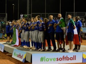 Le ragazze dell'Italia Softball festeggiano l'Europeo vinto (Crediti della foto: FIBS)