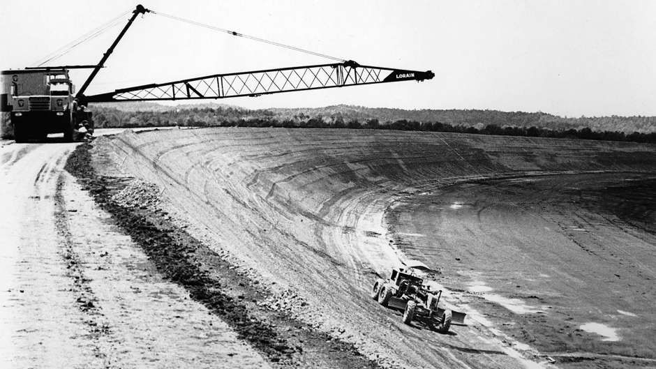 Un immagine dell'Atlanta Motor Speedway durante la costruzione del 1960