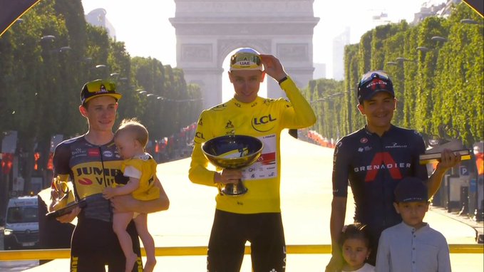 Il Tour de France 2021 si conclude con la tappa 21 e con Jonas Vingegaard, Tadej Pogacar e Richard Carapaz sul podio (da sinistra verso destra)