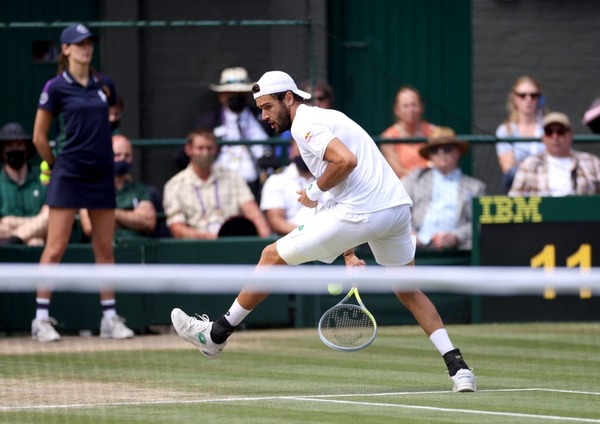 Matteo Berrettini a Wimbledon nel tweener vincente al secondo set