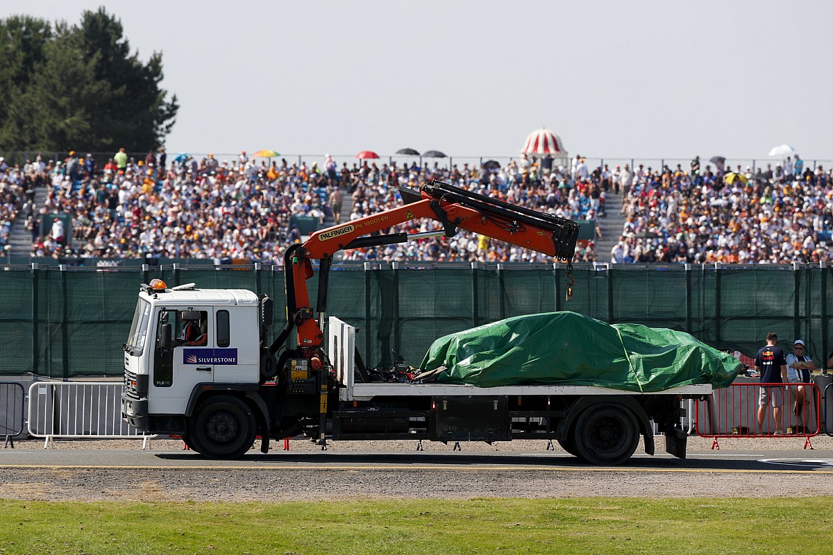 Red Bull: presentata la richiesta alla FIA su Silverstone La Red Bull di Verstappen viene portata via dopo l'incidente di Silverstone
