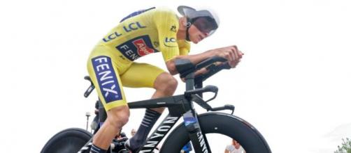 Mathieu Van der Poel impegnato nella cronometro del Tour de France
