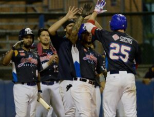 Italian Baseball Series 2021: Serie in parità dopo due partite Federico Celli festeggiato dai propri compagni dopo Gara 1 delle Italian Baseball Series 2021(Crediti: EzR/NADOC)