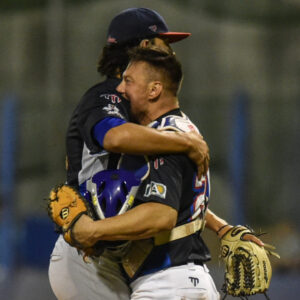Italian Baseball Series 2021: San Marino è a un passo dal titolo Kourtis e Albanese si abbracciano dopo l'ultimo out (Crediti: FIBS)