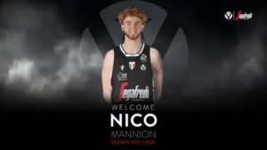 Nico Mannion è un nuovo giocatore della Virtus Bologna Nico Mannion con la sua nuova maglia (Crediti: Virtus Bologna)