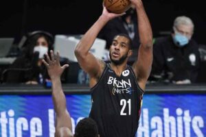 LaMarcus Aldridge in campo con i Brooklyn Nets