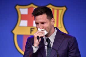 Leo Messi in lacrime durante la conferenza stampa di addio al Barcellona
