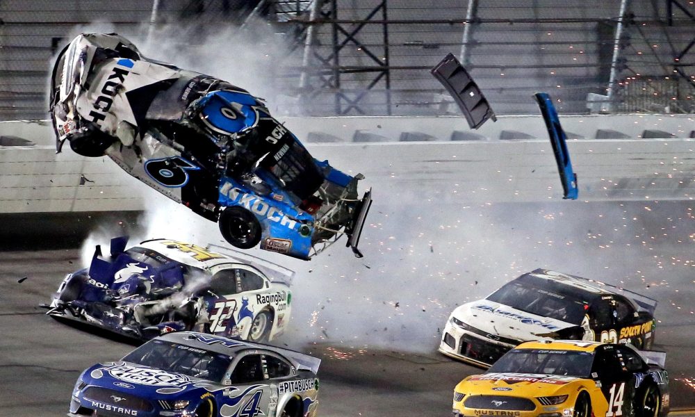 Uno dei classici Big One registrati a Daytona. Il taglio di potenza basterà ad evitarli?