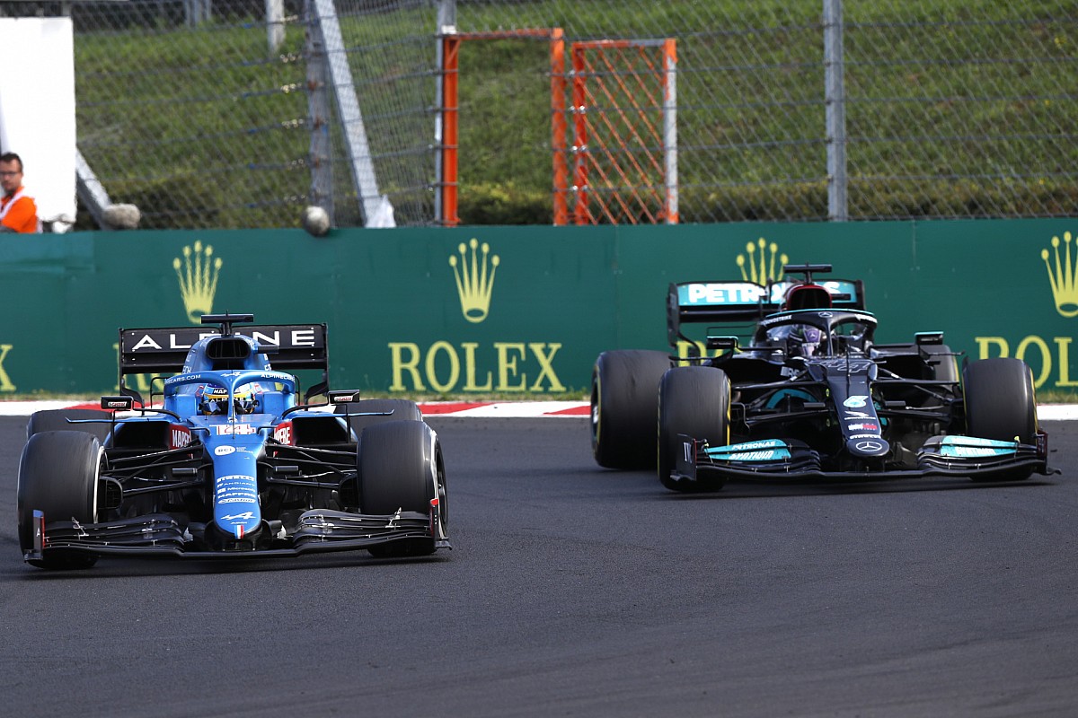 Fernando Alonso rinnova con Alpine per il 2022 Fernando Alonso ha dimostrato una difesa stoica contro Hamilton durante il GP D'Ungheria