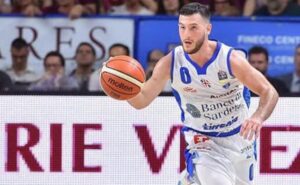 Marco Spissu in azione con la maglia della Dinamo Sassari (Crediti: L'Unione Sarda)