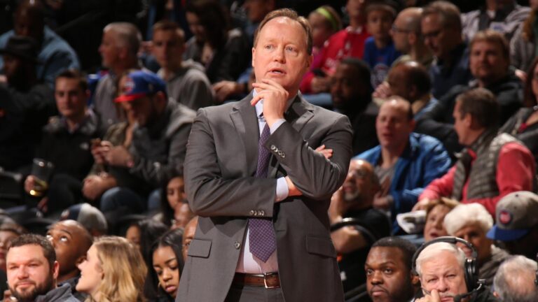 Mike Budenholzer resta a Milwaukee fino al 2025