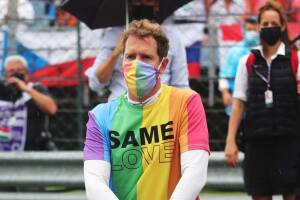 Vettel: Altra critica alla Formula 1 Vettel indossa una maglia arcobaleno prima del GP d'Ungheria