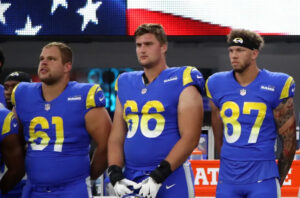 Max Pircher è stato tagliato dai Los Angeles Rams Max Pircher (numero 66) durante l'esecuzione dell'inno nazionale americano