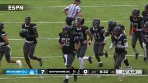 Bishop Sycamore: La storia della High School che non c'è I "giocatori" di Bishop Sycamore sul terreno di gioco del Tom Benson Hall of Fame Stadium (Crediti: ESPN)