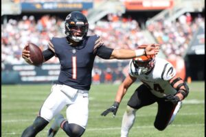 Justin Fields in azione contro i Cincinnati Bengals (Crediti: John J. Kim/Chicago Tribune)