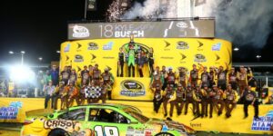 Kyle Busch festeggia il suo primo titolo nella NASCAR Cup Series (Crediti: Mark J. Rebilas-USA TODAY Sports)