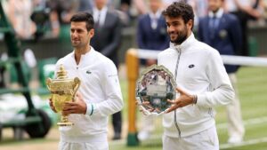 Matteo Berrettini durante la premiazione a Wimbledon accanto al campione Djokovic