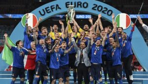 La Nazionale Italiana di Calcio mentre festeggia la vittoria di Euro 2020