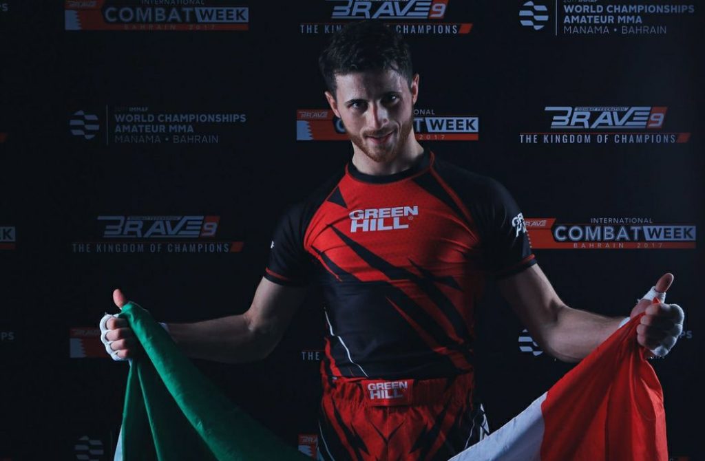Giacomo Santoro: Tra 2 anni starò in UFC! Il 4 volte campione italiano Giacomo Santoro con la bandiera dell'Italia