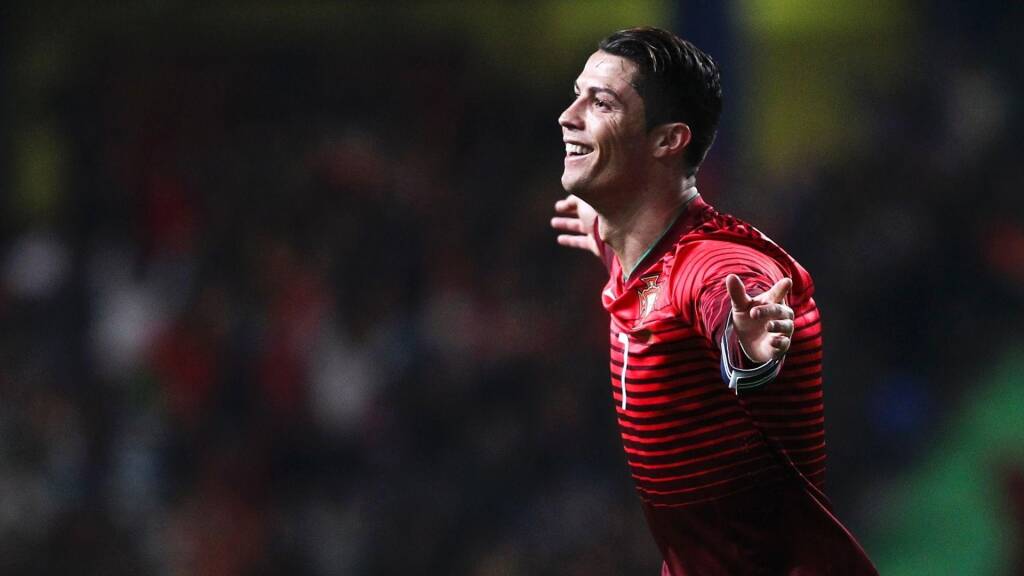 Ronaldo: tifosa invade il campo, lui le regala la maglia