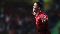 Ronaldo: tifosa invade il campo, lui le regala la maglia