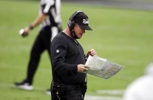 Jon Gruden, da allenatore di successo a cancellato in poche settimane (Crediti: AP Photo/Isaac Brekken)