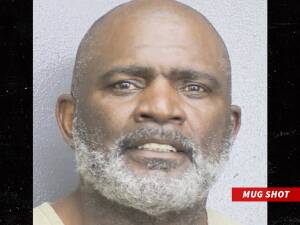 Il Mug Shot di Lawrence Taylor diffuso dalla polizia locale (Crediti: TMZ)