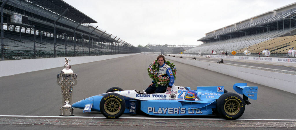 Jacques Villeneuve in posa con la sua Reynard dopo la Indianapolis 500 del 1995 (Crediti: Indianapolis Motor Speedway)