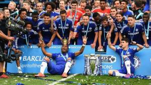 Didier Drogba mentre esulta con i compagni per la vittoria del trofeo