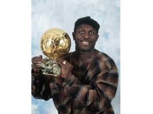 George Weah con il pallone d'oro, unico africano a vincerlo