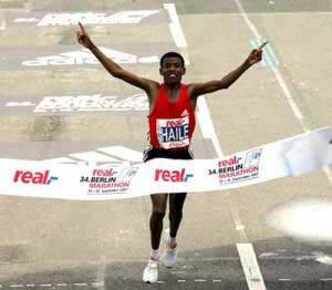 Haile Gebrselassie mentre si appresta a vincere una corsa