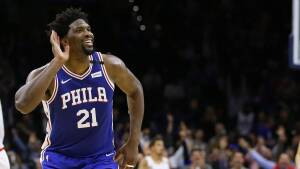 Joel Embiid esulta con addosso la maglia dei Philadelphia 76ers