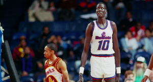 Africa: i più grandi atleti della storia del continente In questa foto potete vedere tutta la differenza di altezza tra i due cestisti NBA