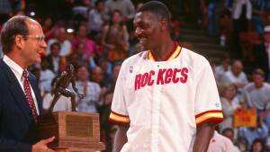 Hakeem Olajuwon mentre ritira il meritato premio