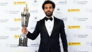Il giocatore del Liverpool Mohamed Salah mentre ritira un premio